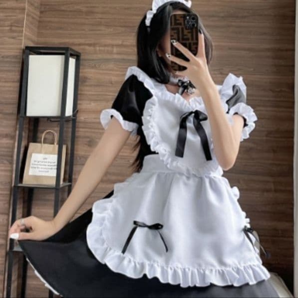 フリルたっぷりメイド服
