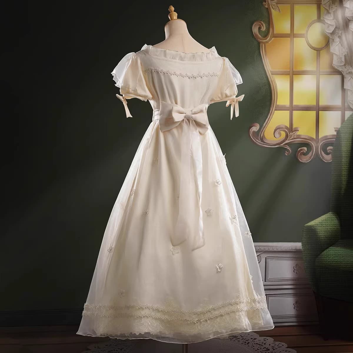 メイド服 優美なレース装飾メイド風ドレス衣装