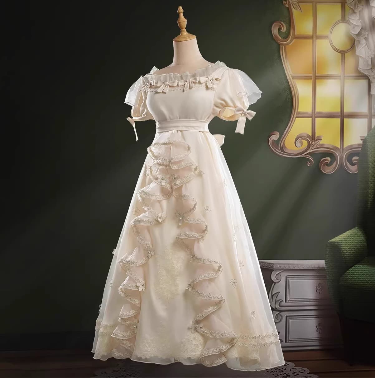 メイド服 優美なレース装飾メイド風ドレス衣装